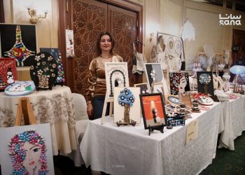 شابة سورية تحوّل أحجار البحر إلى لوحات فنية مبتكرة