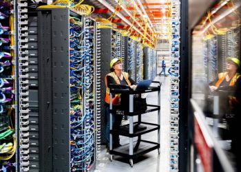 احتدام الخلاف المناخي بين أمازون ومنافسيها حول طاقة مراكز البيانات