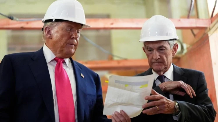 ترامب وجيروم باول أثناء زيارة تفقدية للرئيس إلى مبنى الفيدرالي