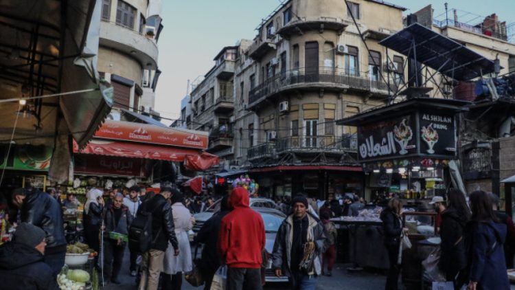 يتجمع مواطنون سوريون في أسواق منطقة الشعلان، آذار 2025 ـ أ ف ب