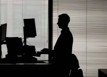 إذا كنت كثير الجلوس… تناول هذه الأطعمة لتعزيز صحة قلبك