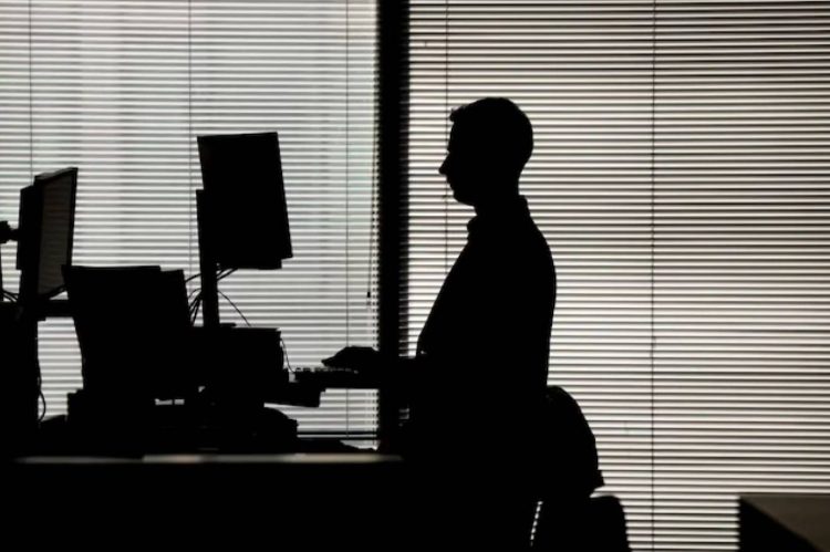 تناول أطعمة معينة يمكن أن يفيد قلبك حتى وإن كنت كثير الجلوس (رويترز)