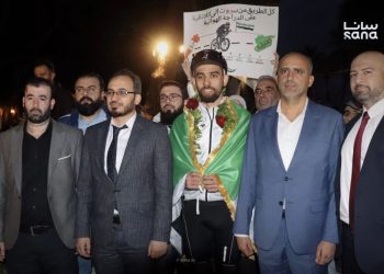 دراج سوري يقطع الطريق من بيروت إلى اللاذقية على دراجته الهوائية إحياءً لذكرى التحرير