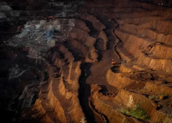 تقرير: تخزين أميركا المعادن النادرة لأغراض عسكرية يهدد حلول المناخ