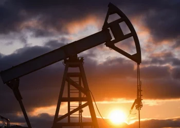 النفط يواصل ارتفاعه للجلسة الثانية بفعل المخاطر الجيوسياسية