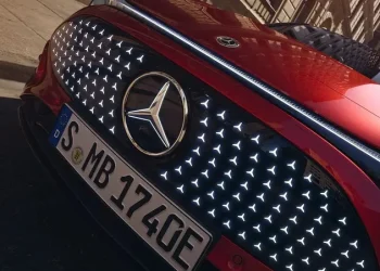 مرسيدس تدخل سباق السيارات الكهربائية.. لماذا لا تحتاج لتكون تسلا؟