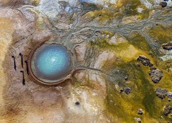 رقصة الماء والغاز في قلب تركيا.. فوارة باردة تخطف الأنظار