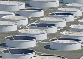 أسعار النفط تتجه إلى هبوط أسبوعي بسبب مخاوف من فائض المعروض