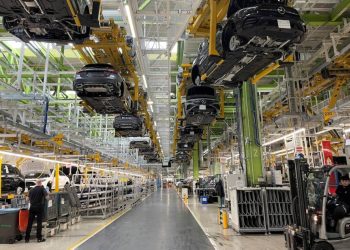 وزير المالية الألماني محذراً شركات السيارات: المستقبل كهربائي