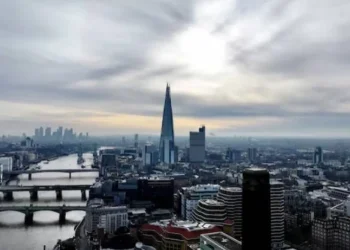 تباطؤ نمو قطاع الخدمات البريطاني وانكماش التوظيف قبل الموازنة