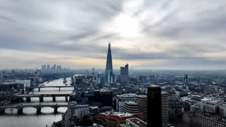 صورة جوية لمبنى شارد في لندن مع خلفية حي كاناري وارف المالي (رويترز)