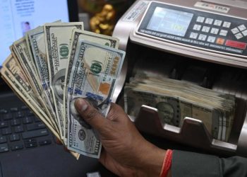 الدولار يستقر قبيل صدور محضر اجتماع المركزي الأمريكي