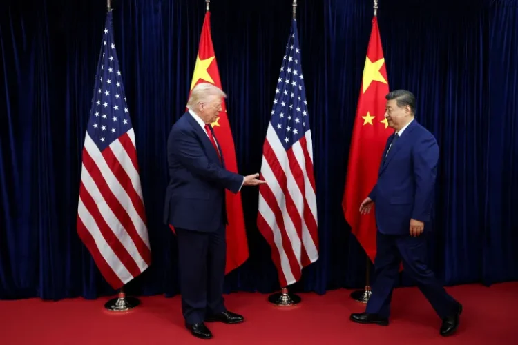 ترامب (يسار) يلتقي شي على هامش قمة التعاون الاقتصادي لآسيا والمحيط الهادي في كوريا الجنوبية في تشرين الأول الماضي (رويترز)