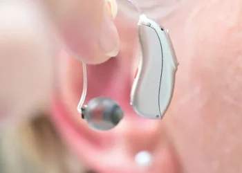 ‫هكذا تحافظ على كفاءة سماعة الأذن الطبية في الشتاء
