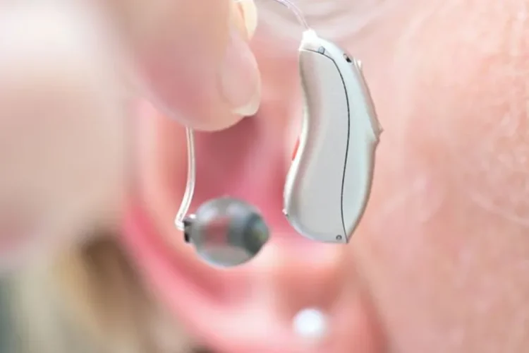 التكثف يمثل تحديا آخر لسماعة الأذن الطبية، إذ قد ‫تتراكم الرطوبة داخل سماعة الأذن، مما قد يلحق تلفيات بها (وكالة الأنباء الألمانية)