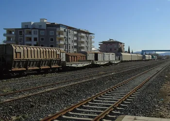 ماذا يعني قرار تركيا إعادة تشغيل خط السكك الحديدية المحاذي لسوريا؟