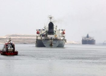 عبور سفينتي حاويات لقناة السويس مؤشر على انحسار محتمل للاضطرابات