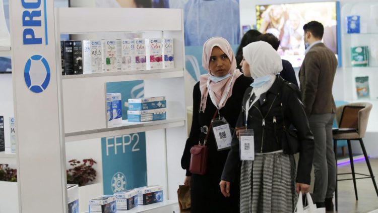 المعرض الدولي للصيدلة، الجزائر، 26 شباط 2022 (Getty)