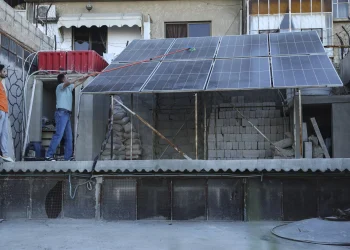 كيف يبتكر السوريون اقتصاداً بديلاً لتعويض غياب الخدمات؟