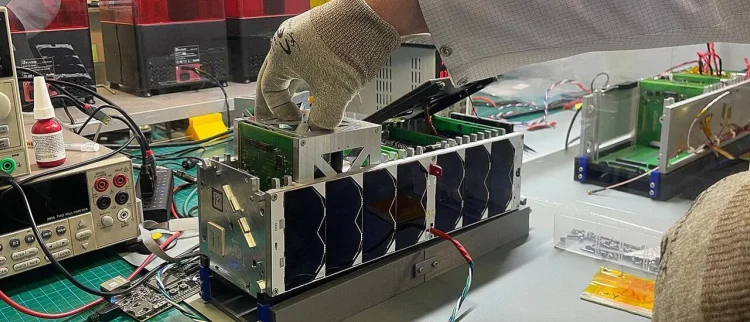 تركيب وحدة نظام تحديد وتوجيه الاتجاه في نموذج القمر (InnoCube) (جامعة فورتسبورغ)