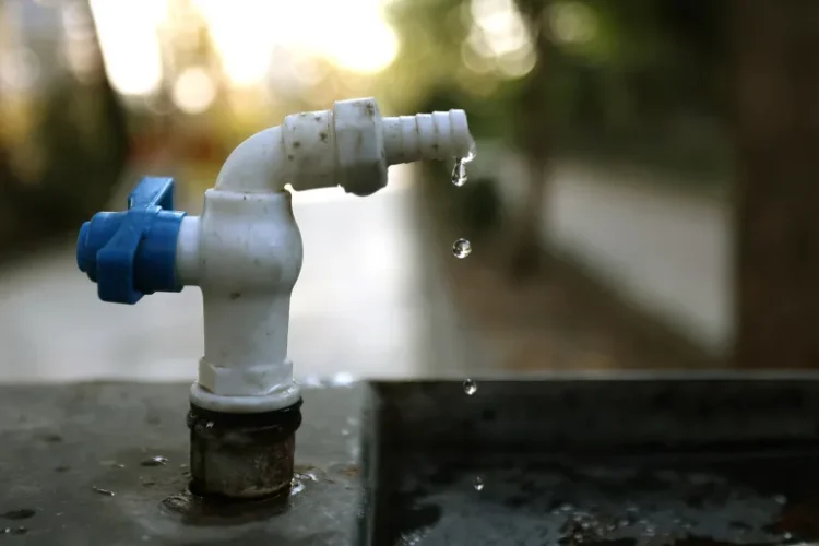 يؤدي الإفراط في استغلال الموارد الجوفية من المياه العذبة في الزراعة والصناعة إلى استنزاف المخزونات غير المتجددة (الفرنسية)