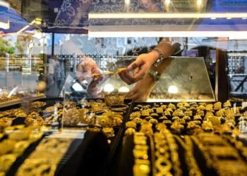 الذهب يحوم قرب مستوى قياسي مرتفع في ظل مخاطر الحرب التجارية