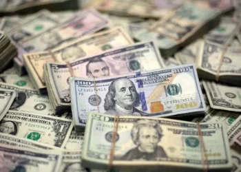 الدولار الأميركي يتراجع وسط تصاعد المخاطر أمام المستثمرين