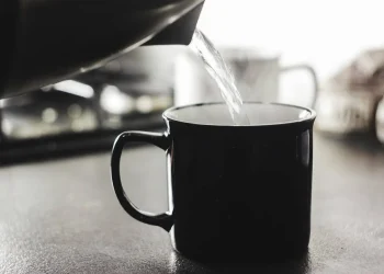 ماذا يحدث لجسمك عند شرب الماء الدافئ على معدة فارغة صباحا؟