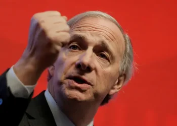 ملياردير شهير: العالم يقف على أعتاب انهيار النظام النقدي والسياسي الدولي