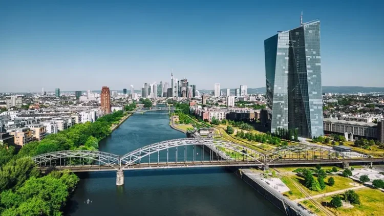 مدينة فرانكفورت في ألمانيا - (آيستوك)