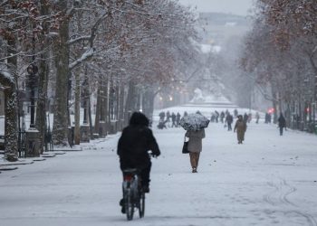 الثلوج تزيد فوضى السفر في أوروبا بعد موجة باردة