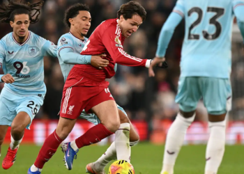 ليفربول يتعادل مع بيرنلي وتشيلسي يتجاوز برينتفورد في الدوري الإنكليزي