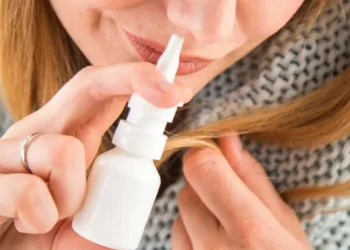 بخاخ الأنف المزيل للاحتقان.. راحة مؤقتة قد تتحول إلى إدمان