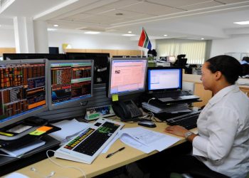 موظفو تونس يترقبون زيادة الرواتب