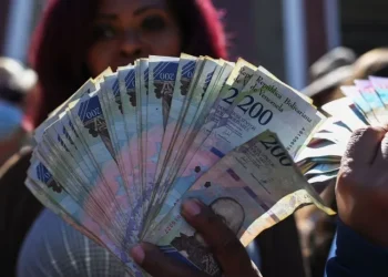 أرقام صادمة… انهيار عملة فنزويلا ورواتب موظفيها