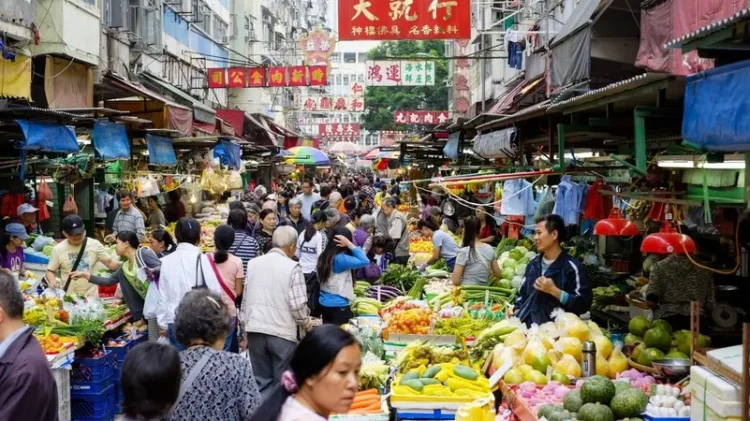 متسوقون في شارع مزدحم في الصين - (آيستوك)