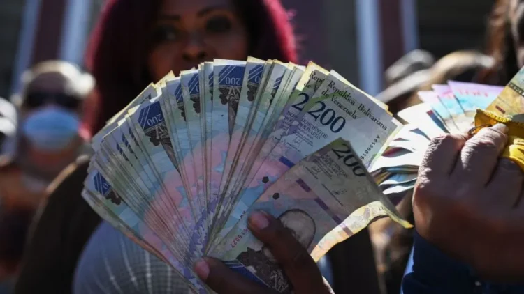 تراجع مستمر في العملة الفنزويلية "البوليفار" (غيتي)