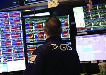 الاستقلالية الهشة للفيدرالي الأمريكي تصيب مؤشرات وول ستريت بالتذبذب