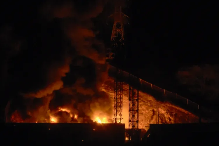 انفجارات كراكاس فجرا عكست انتقال المواجهة الأميركية مع فنزويلا من الضغط السياسي إلى خيار القوة المفتوحة وسط قلق نفطي محسوب (الفرنسية)