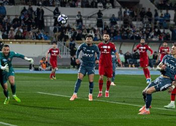 قدم.. الهلال ينتزع من النصر صدارة الدوري السعودي