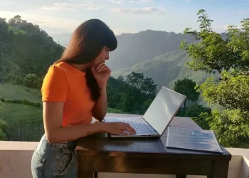 شركات الذكاء الاصطناعي الكبرى تتنافس على استقطاب الطلاب