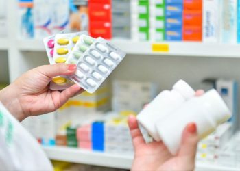 بين غلاء الكشفيات وحدود المهنة.. هل بات الصيدلاني طبيباً بديلاً؟