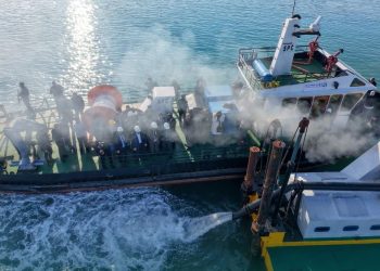 بخبرات سورية.. الحفارة البحرية عمريت تعود للعمل مجدداً في بانياس- صور