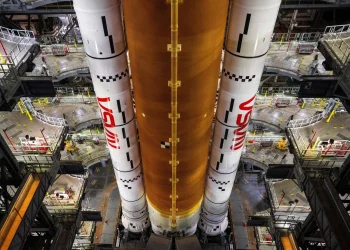 صاروخ إعادة البشر إلى القمر يُنقل لمنصة الإطلاق بفلوريدا