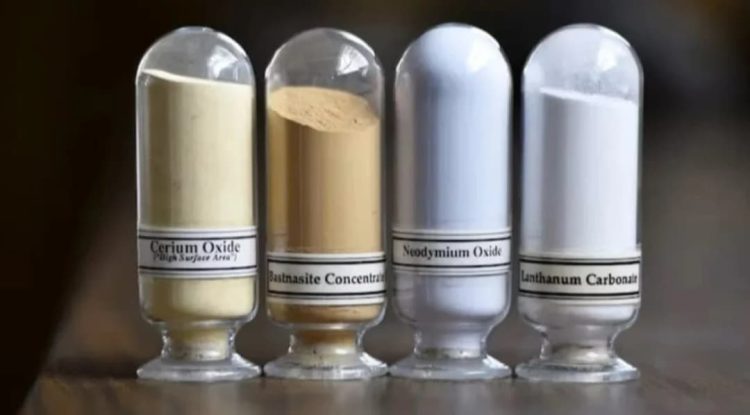 عينات مساحيق معادن أرضية نادرة. "رويترز"