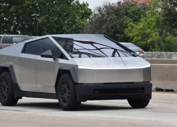 تسلا تواجه دعاوى قضائية متزايدة بسبب الأبواب الكهربائية في سياراتها