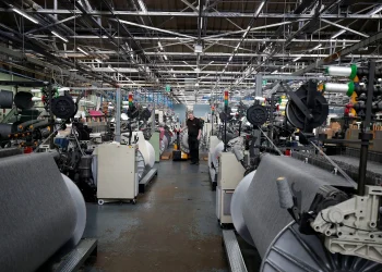 قطاع المصانع البريطاني يسجل أسرع نمو خلال 15 شهراً في كانون الأول