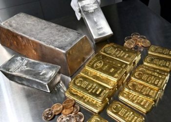 الفضة تهوي بأكثر من 30% في المعاملات الفورية