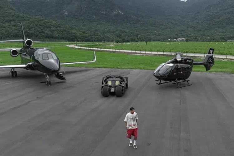 نيمار يستعرض سيارة "باتمان" التي لايمكن قيادتها (حسابه عبر إنستغرام)