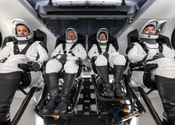 للمرة الأولى في تاريخها.. ناسا تعيد طاقماً كاملاً من محطة الفضاء الدولية لأسباب طبية